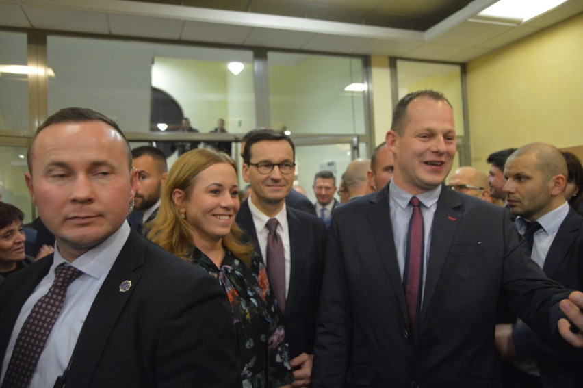 Premier Mateusz Morawiecki nie stronił od robienia selfie z...