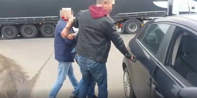 Policjanci KWP w Bydgoszczy zatrzymali 41-latka, który brał udział w oszustwie „na wnuczka”. Pod legendą wypadku drogowego od 80-letniej mieszkanki Nakła wyłudził 8 tysięcy złotych. Mimo, że mężczyzna przebierał się, by nie można było go rozpoznać, wpadł w Pawłówku, gdzie zajechał na stację paliw. W samochodzie miał skradzioną gotówkę także z innych oszustw. Teraz przebywa w areszcie.Policjanci Wydziału Kryminalnego KWP w Bydgoszczy, zajmujący się ściganiem sprawców oszustw m.in. „na wnuczka” i „na policjanta”, wytypowali osobę, która mogła mieć powiązania z grupami przestępczymi. Ich praca przyniosła oczekiwany rezultat.- Na stacji paliw w Pawłówku pod Bydgoszczą policjanci zatrzymali 41-letniego mieszkańca powiatu golubsko-dobrzyńskiego. W aucie, którym jechał, policjanci znaleźli 8 tysięcy złotych, jakie kilka godzin wcześniej mężczyzna odebrał od 80-latki w Nakle. Kobieta myśląc, że ktoś z rodziny uczestniczył w wypadku drogowym, przekazała nieznajomemu właśnie tę kwotę - informuje podinsp. Monika Chlebicz, rzecznik prasowy KWP w Bydgoszczy.41-latek chcąc utrudnić rozpoznanie go przez pokrzywdzoną założył czapkę i okulary, których normalnie nie nosi. - Krótko przed odebraniem pieniędzy, jak wynika z wiedzy policjantów, przebrał nawet kurtkę. Na niewiele się to jednak zdało. W jego aucie, oprócz pieniędzy 80-latki, policjanci zabezpieczyli także 3,5 tysiąca złotych, które mogą pochodzić z innych oszustw - wyjaśnia podinsp. Monika Chlebicz.Jak wynika z wiedzy kryminalnych, 41-latek uczestniczył przynajmniej w sześciu oszustwach metodą „na wnuczka” każdorazowo w charakterze tzw. odbieraka, czyli osoby, która bezpośrednio odbiera pieniądze od pokrzywdzonego.Zatrzymany trafił do prokuratury w Lipnie, gdzie usłyszał zarzuty dokonania dwóch oszustw na terenie Nakła i Lipna. Prokurator wnioskował do sądu o jego aresztowanie. Sąd zdecydował, że 41-latek trafi do aresztu na 3 miesiące.- Teraz policjanci będą sprawdzać, z kim współpracował podejrzany, bo wiadomo już dziś, że nie działał sam. Mógł brać udział w oszustwach, do których doszło na terenie Brodnicy, Gostynina i Bydgoszczy. Kryminalni nie wykluczają też, że współpracował z oszustami, gdzie przynajmniej 15-krotnie podejmowali oni nieudolne próby wyłudzenia pieniędzy od starszych osób metodą „na wnuczka” i „na policjanta” na terenie całego kraju - dodaje podinsp. Monika Chlebicz, rzecznik prasowy KWP w Bydgoszczy.Zobacz wideo z zatrzymania