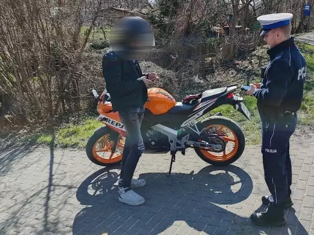 Funkcjonariusze ze słupskiej drogówki rozpoczęli kontrole poruszających się po drogach motocyklistów. Podczas jednej z nich wpadł 19-latek, który kierował motocyklem nie posiadając uprawnień.