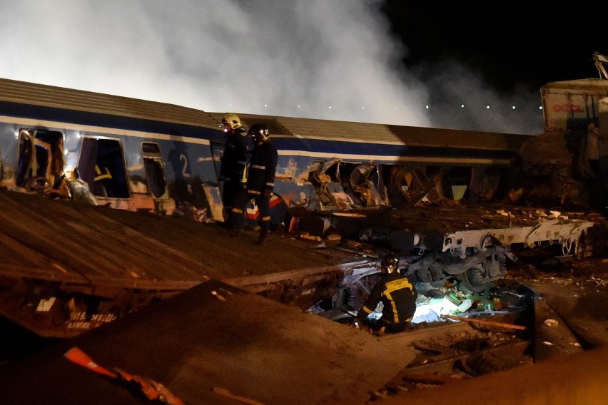 Co najmniej 57 osób zginęło, a 85 zostało rannych w wypadku kolejowym w Grecji  - ZDJĘCIA