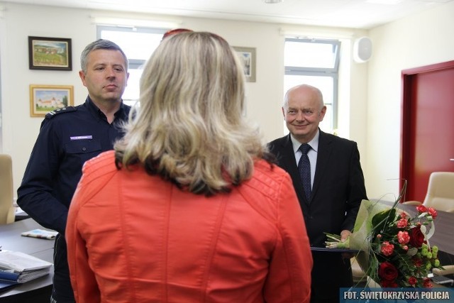 Podczas środowego spotkania komendant miejski kieleckiej policji Artur Bielecki i wójt gminy Morawica Marian Buras wręczyli kobiecie kwiaty, gratulowali też obywatelskiej postawy