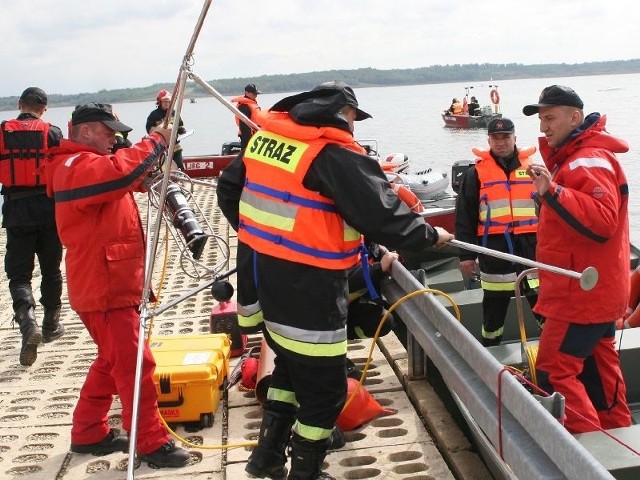 Strażacy doskonalili swoje umiejętności podczas ćwiczeń zgrywających na Jeziorze Tarnobrzeskim.