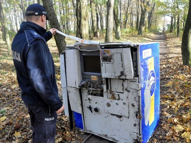 Na szczęście tym razem złodziejom nie dopisało szczęście. Bankomat jednak zniszczyli...