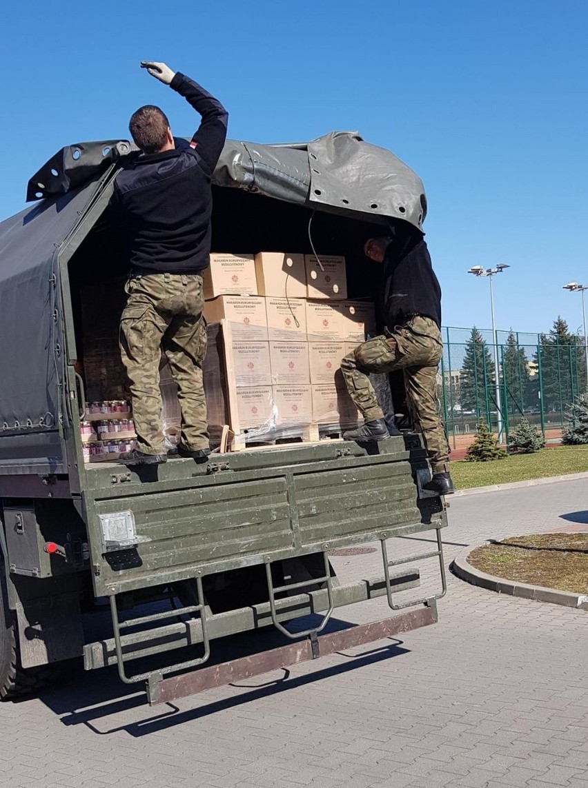 Koronawirus Ostrołęka. Caritas pomaga. Ponad 9 ton żywności dla potrzebujących trafiło do Ostrołęki. Zobaczcie zdjęcia