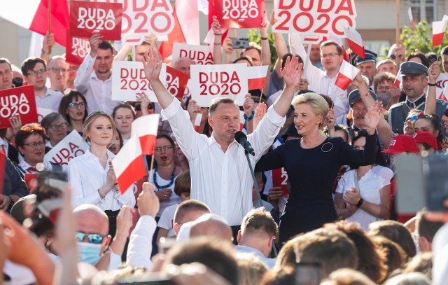 Według najnowszych wyników, po przeliczeniu prawie wszystkich oddanych głosów, Andrzej Duda uzyskał 51,12 proc. głosów, a Rafał Trzaskowski - 48,88 proc.