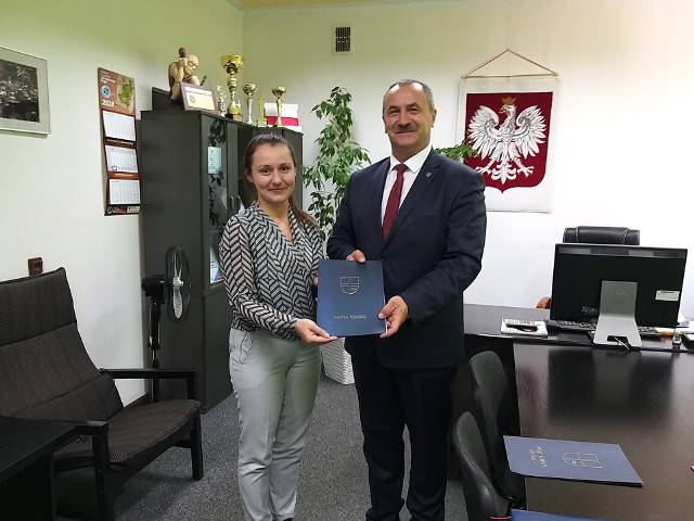 Umowa na budowę Zielonego Targowiska została podpisana w czwartek, 30 lipca. Obecni byli: wójt Mariusz Strąk oraz Katarzyna Pawłowska z firmy "Deka".