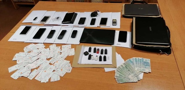 Policjanci zabezpieczyli nośniki elektroniczne oraz gotówkę i zapiski związane z przestępczą działalnością oszustki.