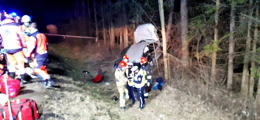 Stary Sącz wypadek. Czołowe zderzenie podczas wyprzedzania. Nie żyją dwie nastolatki, a trzy osoby są ciężko ranne [AKTUALIZACJA]