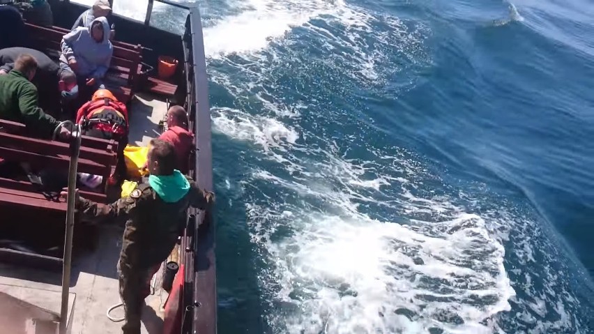 Załoga śmigłowca Anakonda ratuje pasażera kutra. Wideo z akcji (wideo, zdjęcia)