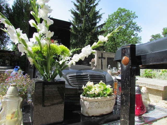 Zabity Jarosław K. spoczął na cmentarzu w Chełmży. Ma pomnik w kształcie samochodu