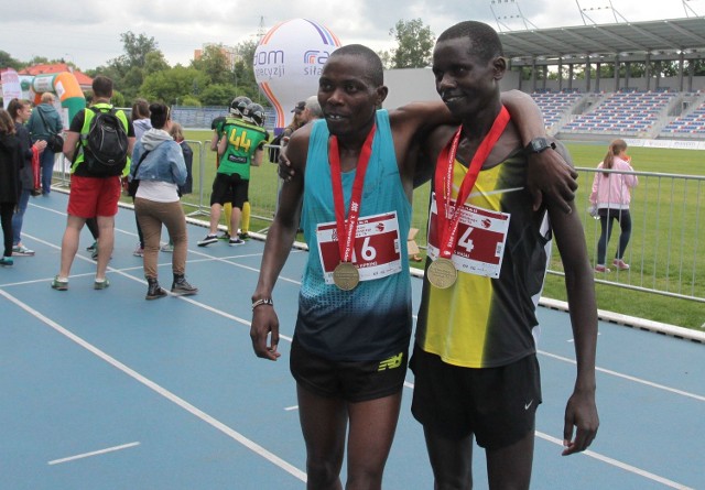Biegacze z Kenii po raz kolejny zwyciężyli Półmaraton Radomskiego Czerwca '76. Na najwyższym stopniu stanął Silas Kiprono Too (nr 16), a drugi był jego rodak, Moses Kasai Komon.