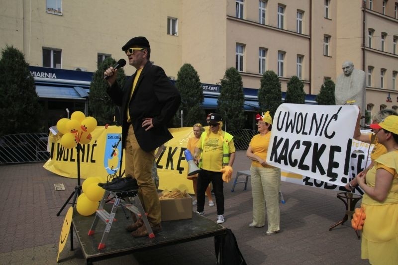 Żółta Alternatywa żąda uwolnienia kaczki! Happening w pasażu Schillera