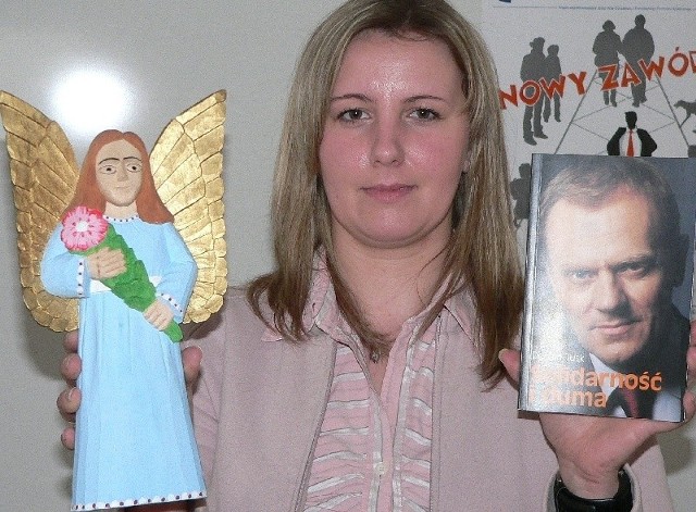 Pięknego drewnianego anioła i książkę przekazał na aukcję w Panamie premier Donald Tusk.