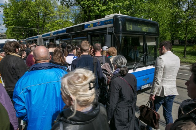 Pasażerowie wsiadają do autobusu zastępczego na przystanku Teatr Bagatela.