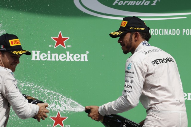 Hamilton (z prawej) wygrał, Rosberg (z lewej) był drugi