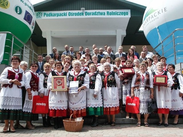 Uroczysta gala i podsumowanie plebiscytu „Rolnik Roku 2015" zorganizowanego przez Gazetę Codzienną "Nowiny” podczas Dni Otwartych Drzwi połączonych z Regionalną Wystawą Zwierząt w Podkarpackim Ośrodku Doradztwa Rolniczego w Boguchwale. Nz. laureaci i zdobywcy tytułów: Rolnik Roku 2015, Koło Gospodyń Wiejskich Roku 2015 oraz Sołtys Roku 2015.