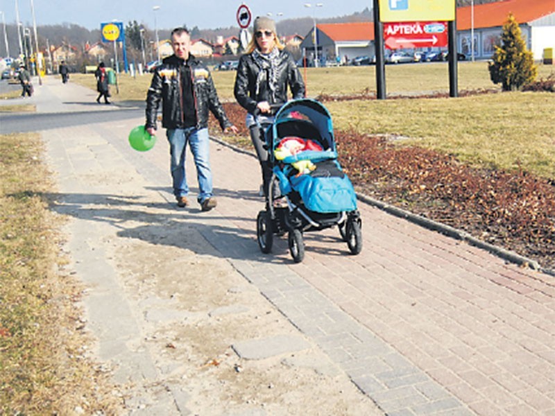 Ścieżkę wzdłuż ul. Śniadeckich rowerzyści dzielą z pieszymi....