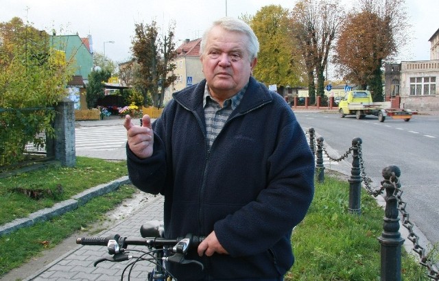 - Jak idzie na burzę, to między przejazdem i stacją benzynową śmierdzi aż nos wykręca - narzeka Andrzej Stachowiak.