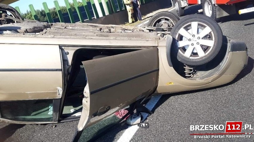 Brzesko. Dachowanie na autostradzie w rejonie węzła Brzesko [ZDJĘCIA]