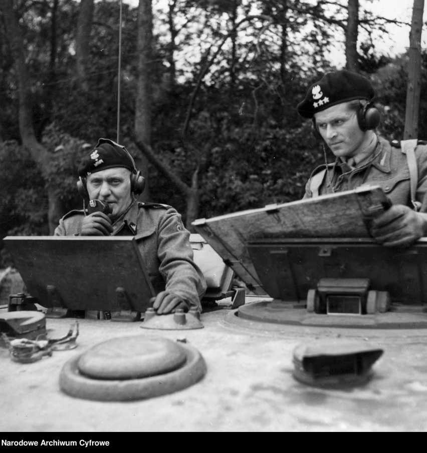 Generał Stanisław Maczek w czołgu, pierwszy z lewej, 1944...