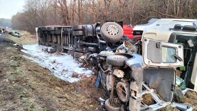 Do wypadku doszło na odcinku drogi krajowej nr 32 między Leśniowem Wielkim a Zieloną Górą.