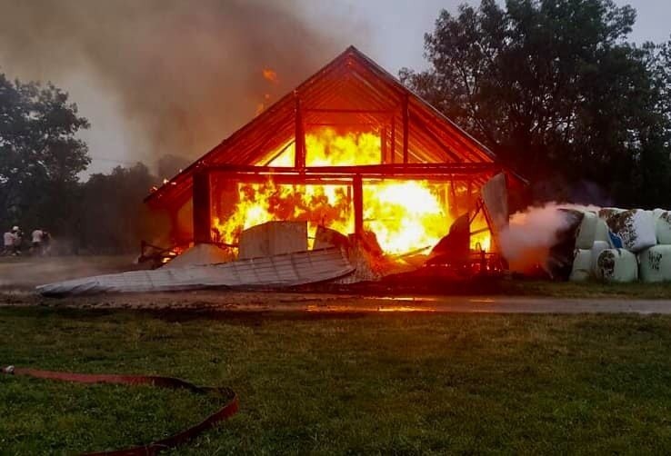 Falkowa. Potężny pożar stodoły od uderzenia pioruna. Zginęło 6 sztuk bydła i pies [ZDJĘCIA]