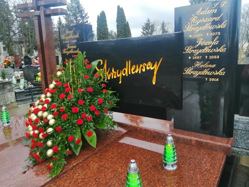 Grób Heleny Skrzydlewskiej. Tak wygląda rodzinny grób Skrzydlewskich w bożonarodzeniowych dekoracjach ZDJĘCIA