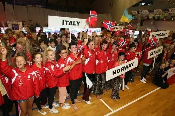 Tancerze z 16 europejskich państw przyjechali na organizowane w Kielcach mistrzostwa.