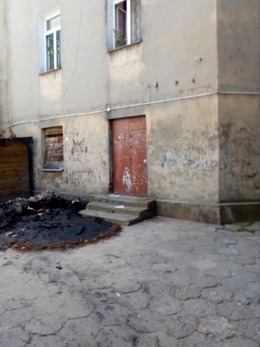 Bałagan i smród przy kamienicy na Cyruliczej w Lublinie. Mieszkańcy interweniują 