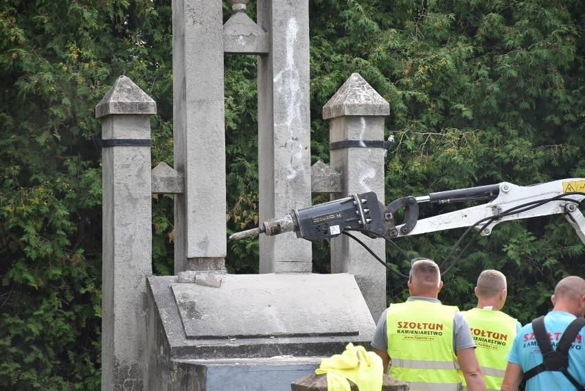 W Malborku znika pomnik Armii Czerwonej. Trwa rozbiórka pomnika radzieckiego wojska. Wideo