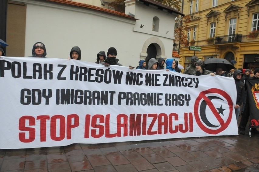 Antyimigracyjny marsz przeszedł ulicami Krakowa [WIDEO, ZDJĘCIA]