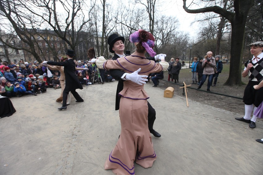Balet Cracovia Danza zatańczył na Plantach. W ten sposób świętują 100-lecie niepodległości