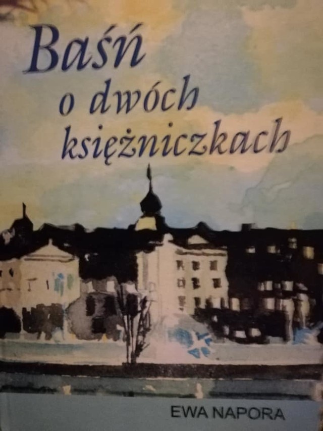 Właśnie ukazała się kolejna książka Ewy Napory, znanej artystki z Kluczyc w gminie Secemin. Tym razem skierowana jest do najmłodszych czytelników. To "Baśń o dwóch księżniczkach".- W Baśni jest przekaz, mądrość i dobro. W ten sposób u dziecka kształtuje się wrażliwość. Dziecko identyfikuje się z bohaterami, wewnętrznie się z nimi utożsamia i wyciąga wnioski. Więc warto Baśnie pisać i czytać, to pomaga w odkrywaniu wartości dobra. To wszystko dzieci znajdziecie w mojej Baśni. Zachęcam do czytania, promocja odbędzie jak minie epidemia - mówi autorka Ewa Napora.Książka, jak większość publikacji Ewy Napory, zeszła z maszyn drukarni w Krośnie. - Dziękuję sponsorowi za wydanie tej Baśni - mówi Ewa Napora."Baśń o dwóch księżniczkach" pisarka zadedykowała swoim wnuczętom.WIĘCEJ NA NASTĘPNYCH SLAJDACH >>>>>>>>>