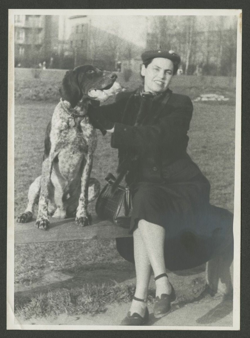 Aleksandra Mianowska z psem, zdjęcie z okresu powojennego....