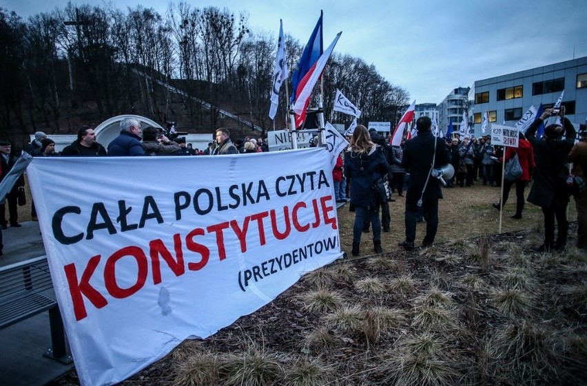 "Gdynia w Obronie Konstytucji". Manifestacja KOD w 90-te urodziny miasta [ZDJĘCIA, WIDEO]