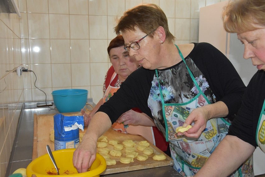 Dominikowice. Pączki pachniały masłem i domową różą, a chrust rozpływał się w ustach - kulinarne, karnawałowe spotkanie najlepszych gospodyń