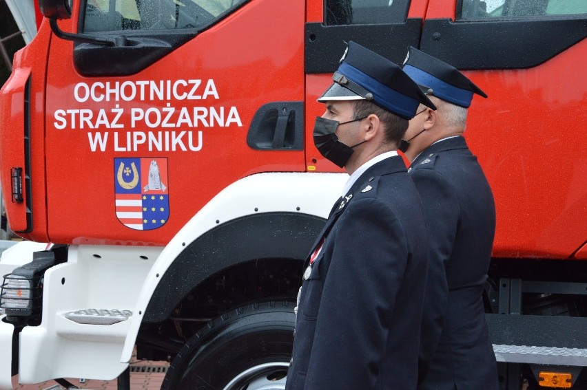 Nowy wóz Ochotniczej Straży Pożarnej w Lipniku oficjalnie przekazany strażakom [ZDJĘCIA]