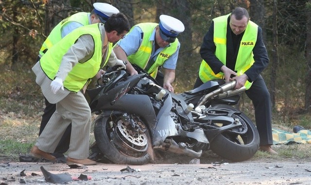 Kwiecień 2009. Wypadek śmiertelny na drodze do Dębnicy Kaszubskiej. Na miejscu zginął motocyklista i kierowca samochodu. 
