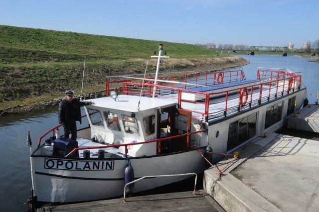 - Pływamy niezależnie od pogody bo wnętrze statku jest ogrzewane - mówi Ryszard Broniewski, kapitan jednostki.