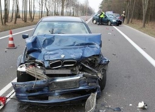 Piliki: Wypadek na DK 19. BMW wjechało w golfa, a ten potrącił robotnika (zdjęcia)