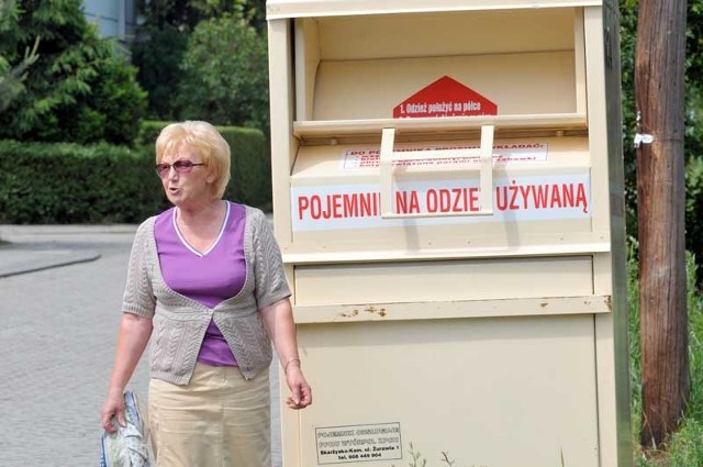 Pani Natalia Podemska od pewnego czasu ma przed domem kontener na używaną odzież. Zastanawia się, dlaczego do złudzenia przypomina on pojemnik PCK, ale nie ma na nim Czerwonego Krzyża.