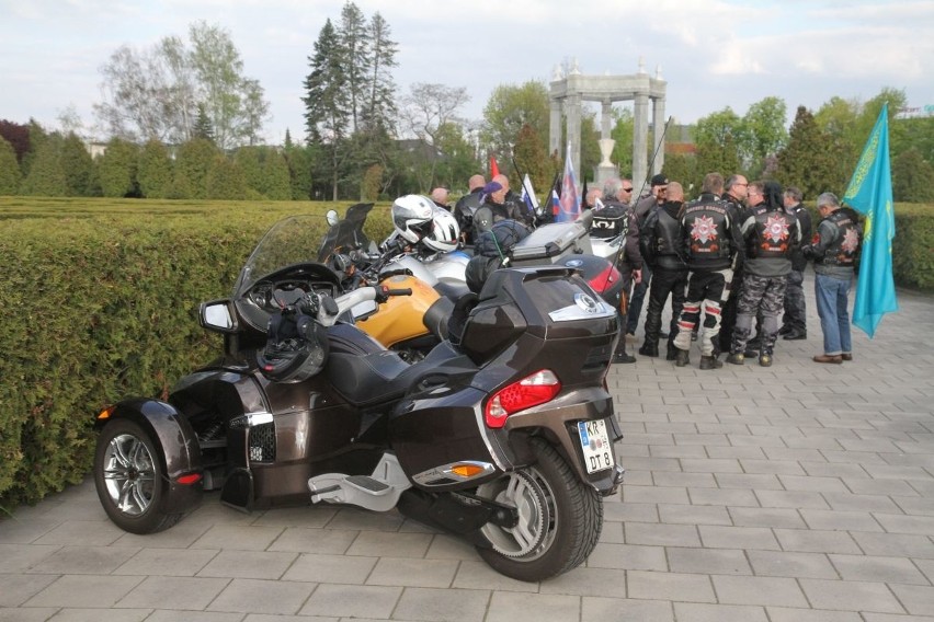 Nocne Wilki jednak we Wrocławiu. Motocykliści złożyli kwiaty na Cmentarzu Żołnierzy Radzieckich