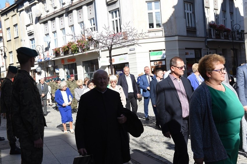 Nowy Sącz. Tłumy sądeczan na powtórnym pochówku gen. Bronisława Pierackiego