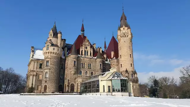 Tak wygląda Zamek Moszna w zimowej scenerii.