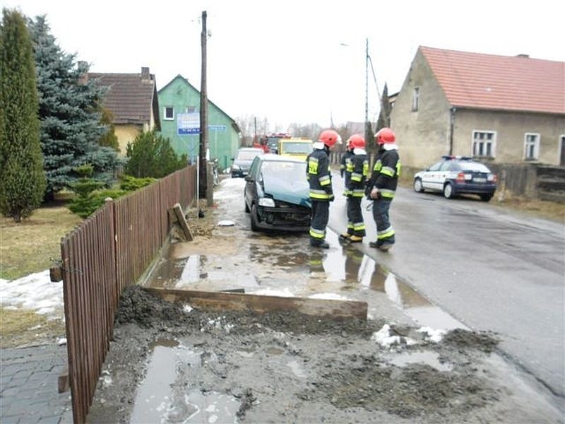 Daewoo uderzyło w hydrant. Wypadek w Kotorzu Wielkim.