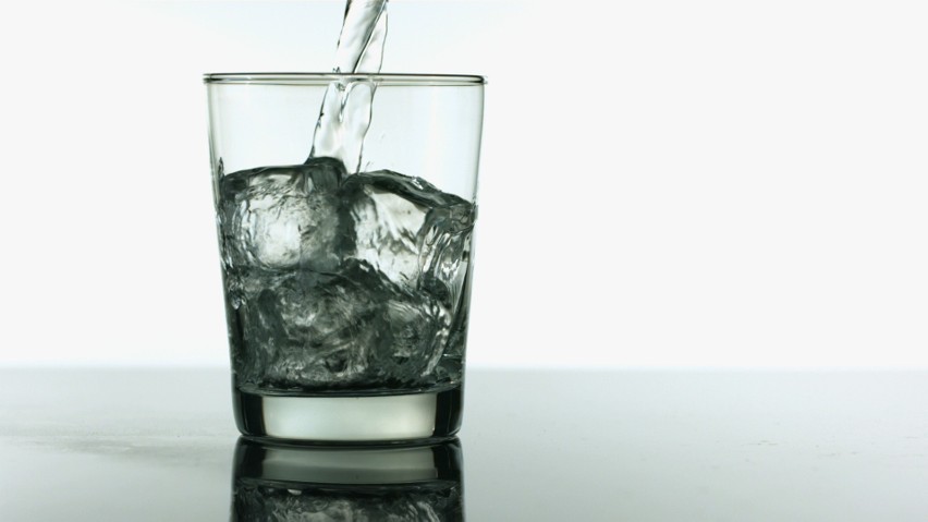Woda niskosodowa to taka, która zawiera do 20 mg w litrze....