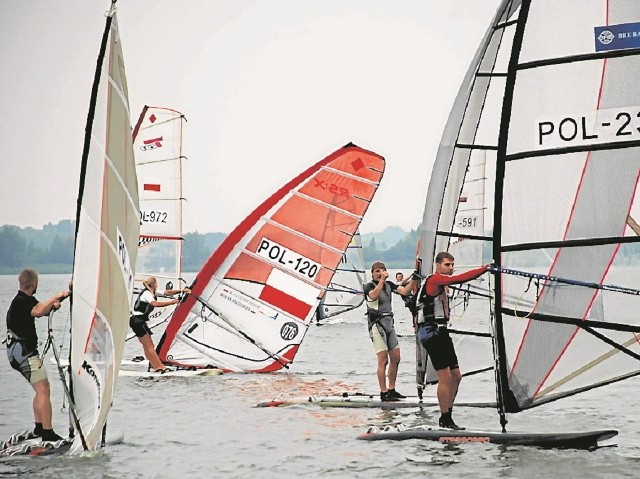 Gopło, deska i  żagiel. Co więcej potrzeba miłośnikom windsurfingu? Aha, przydałby się wiatr. Nie za mocny, taki w sam raz...