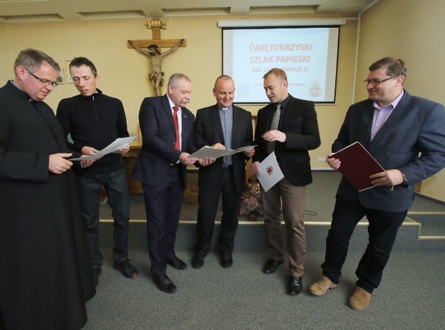 Ksiądz Sławomir Sarek, Michał Wilczyński, Tomasz Lato, ksiądz Krzysztof Banasik, Przemysław Łysak i Mariusz Porębski.