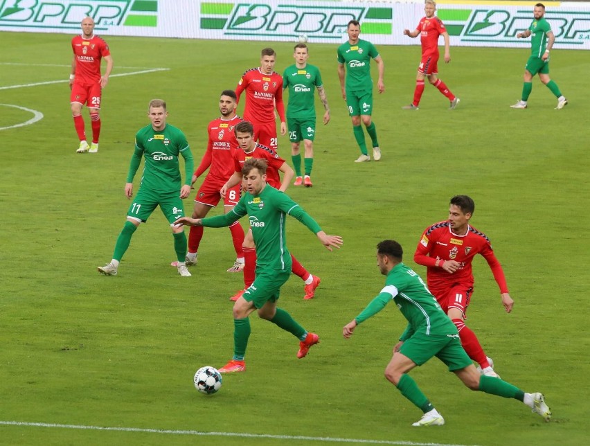 Piłkarze Radomiaka (na zielono) sprawdzą formę Jagiellonii...