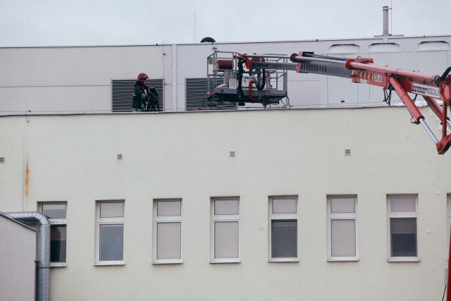 O godz. 6.50 zaczęła się ewakuacja ludzi z jednego ze skrzydeł Centrum Onkologii w Bydgoszczy.  Pacjenci i personel trafili na inne oddziały. Paliła się główna rozdzielnia elektryczna szpitala.Jak poinformowali strażacy, silne zadymienie w szpitalu pojawiło się w czwartek (13.07) rano. Podjęto decyzję o ewakuacji Centrum Onkologii.- Ewakuacja odbyła się ze względu na silne zadymienie jednego ze skrzydeł szpitala - wyjaśnia st. kpt. Arkadiusz Piętak, rzecznik prasowy komendanta wojewódzkiego Państwowej Straży Pożarnej w Toruniu. - Strażacy zlokalizowali już pożar i teraz przewietrzają pomieszczenia szpitalne. Przeczytaj także: Ewakuacja bydgoskiego szpitala. Pożar w jednej z pracowni [zdjęcia]- Dokładnie ewakuowaliśmy trzech pacjentów i 19 osób personelu z intensywnej terapii oraz około 15- 20 pacjentów oczekujących na zaplanowane zabiegi - precyzuje kpt. Aleksandra Starowicz, rzecznik komendanta miejskiego PSP w Bydgoszczy. - Wiemy już, że przyczyną pożaru była awaria akumulatora z rozdzielni elektrycznej.Na miejscu pracuje 6 zastępów straży pożarnej i policja.INFO Z POLSKI - przegląd najciekawszych informacji ostatnich dni w kraju - 6 lipca 2017.